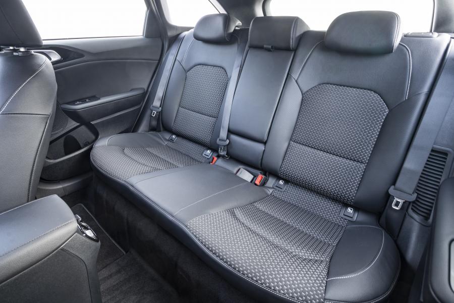 Интерьер Kia Ceed Sportswagon PHEV 2019 года  (WW) (фото 40 из 42)